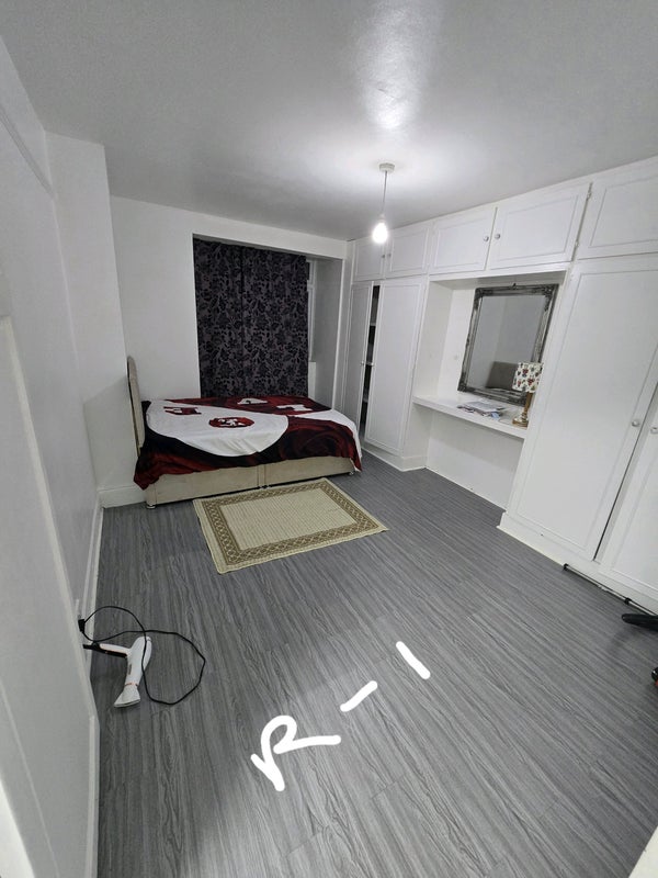 Room Dorset Road in Greater London