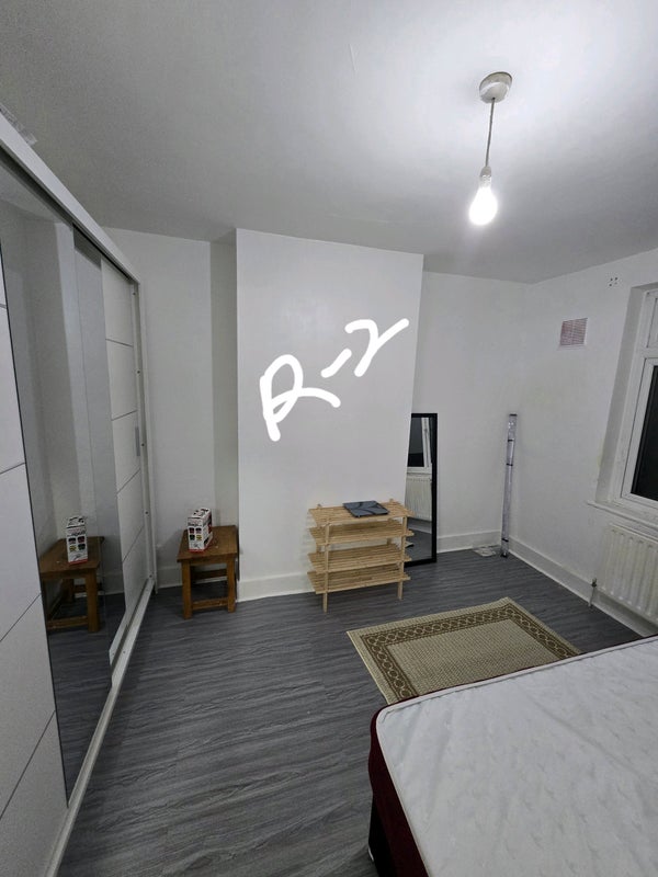 Room Dorset Road in Greater London