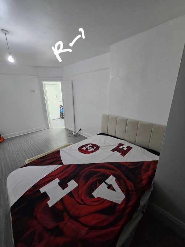 Room Dorset Road in Greater London