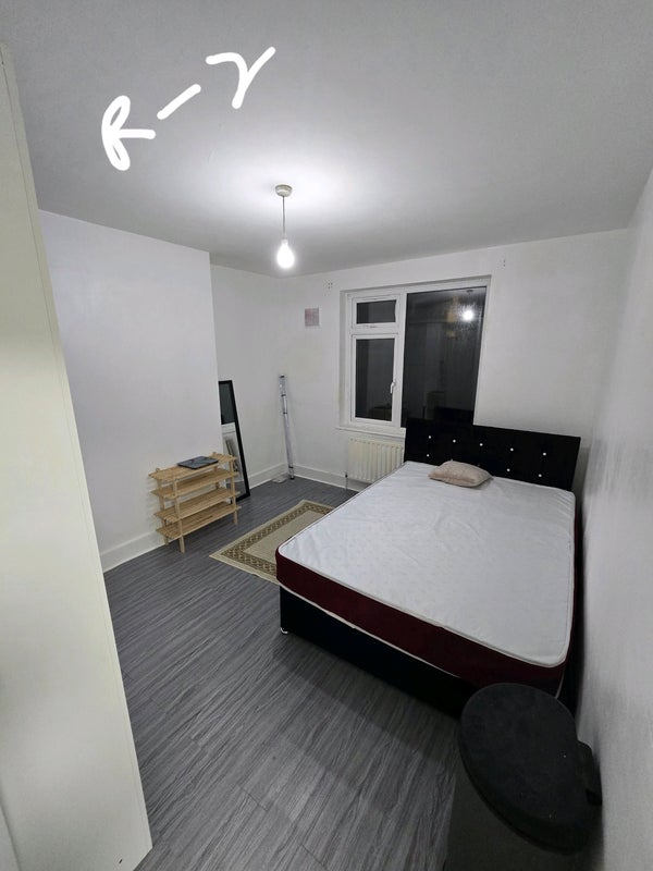 Room Dorset Road in Greater London