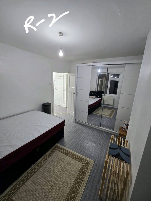 Room Dorset Road in Greater London