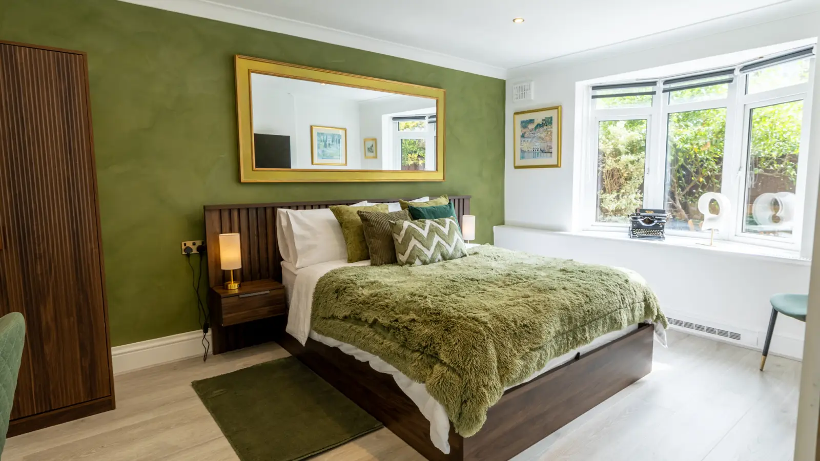 Flat Wine Close in Greater London