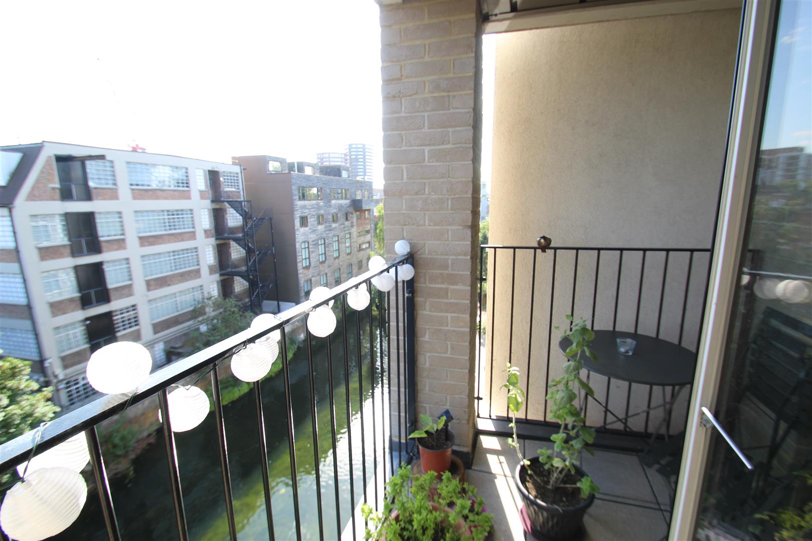 Flat De Beauvoir Crescent in Greater London