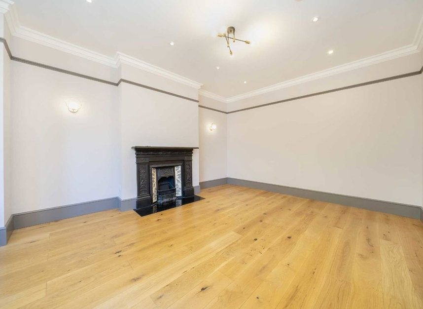 Flat Greencroft Gardens in Greater London