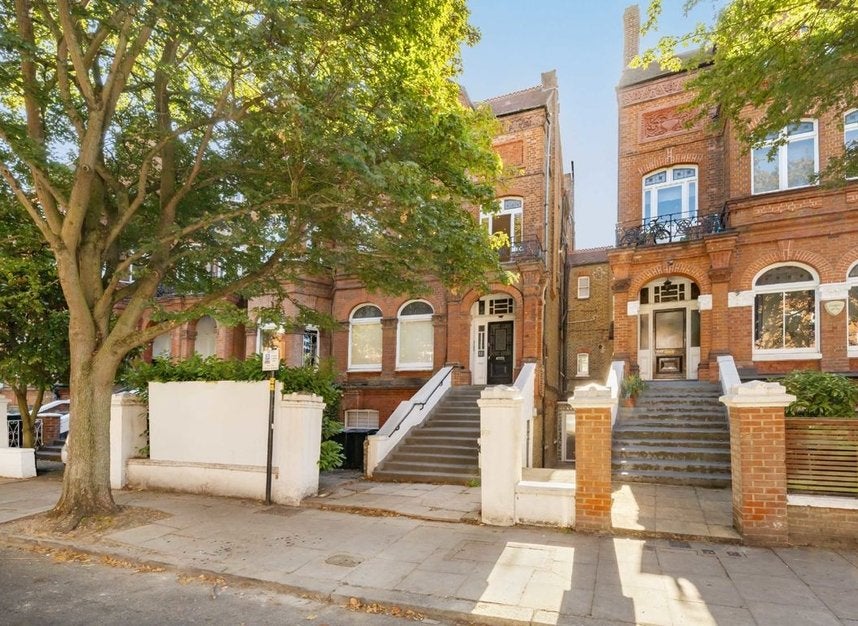 Flat Greencroft Gardens in Greater London