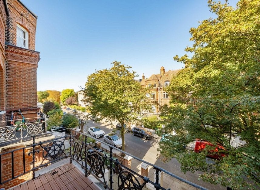 Flat Greencroft Gardens in Greater London