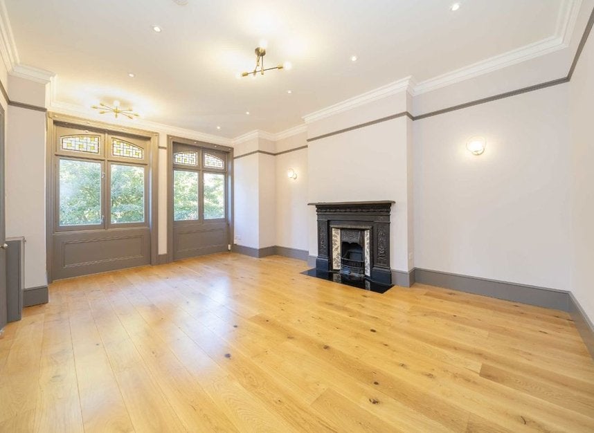 Flat Greencroft Gardens in Greater London