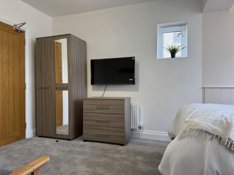 Room Shelley Road in Poole