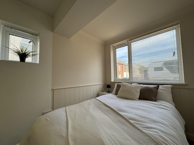 Room Shelley Road in Poole