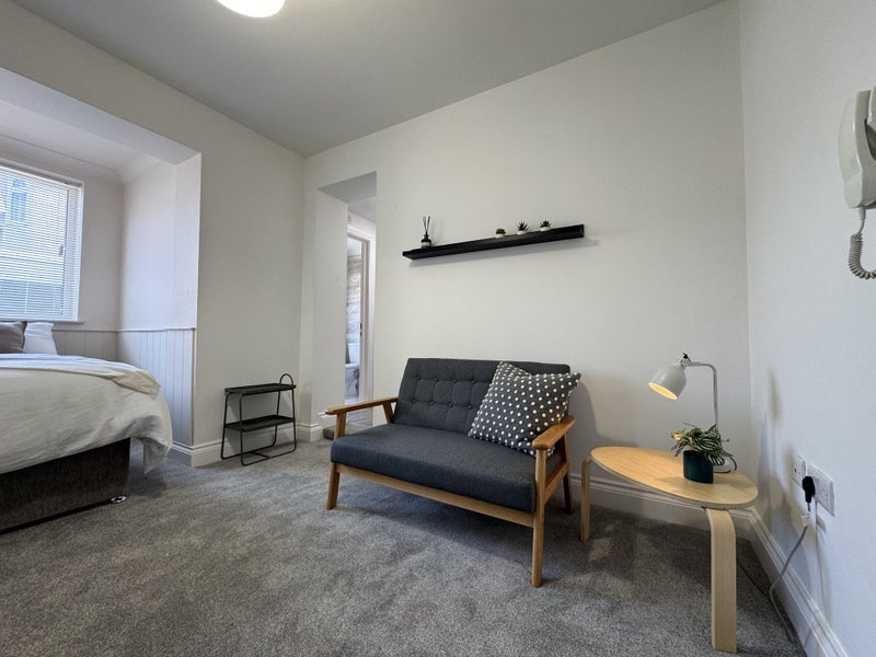Room Shelley Road in Poole