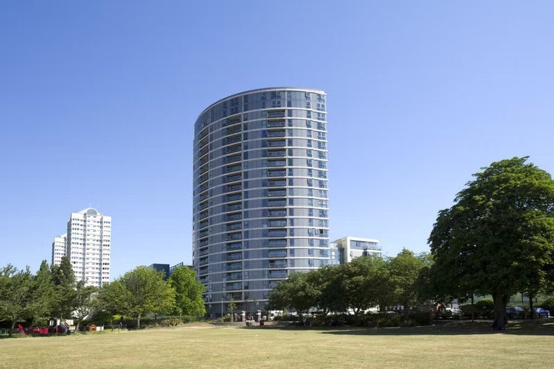 Flat Mapleton Road in Greater London