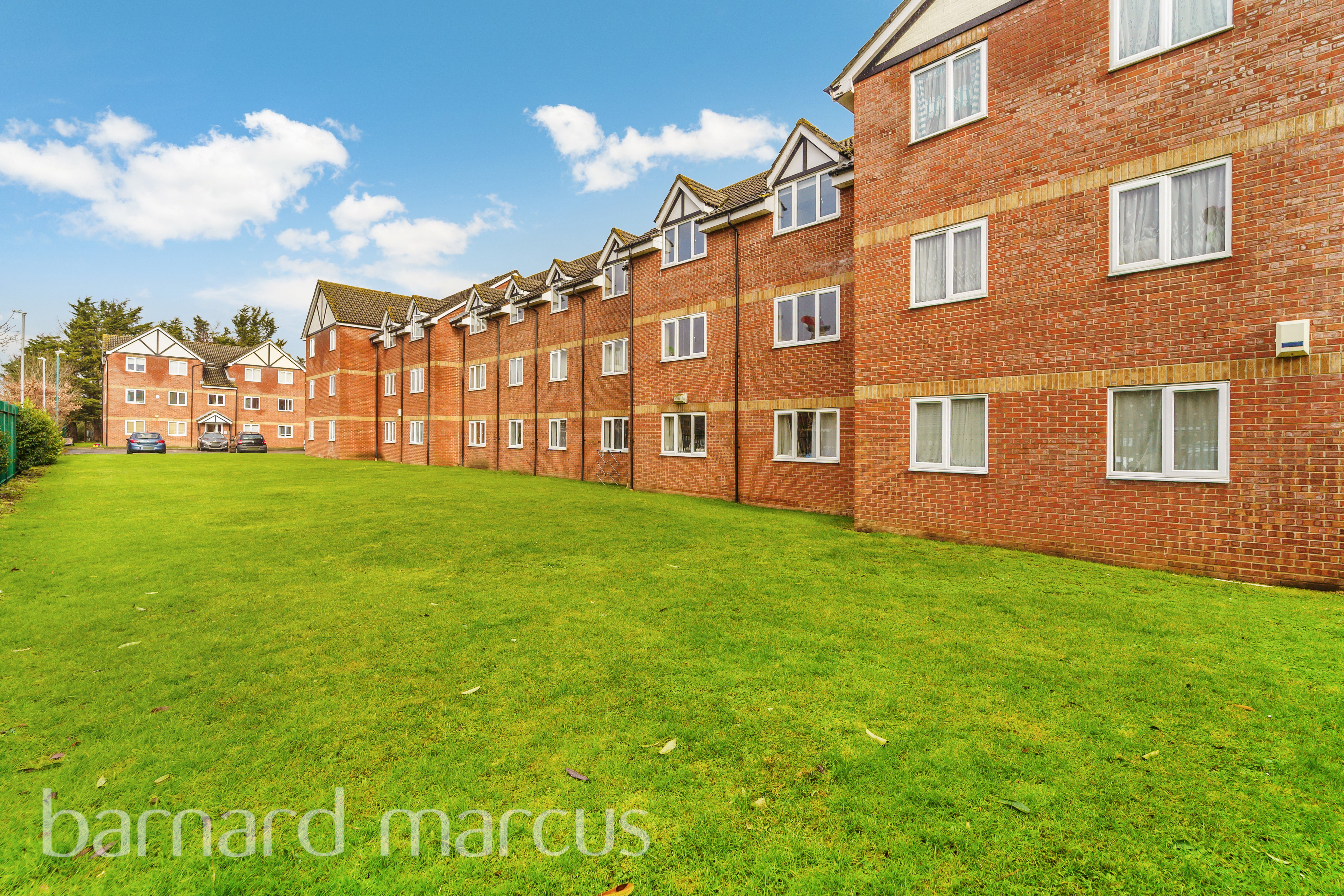 Flat Foxglove Way in Greater London