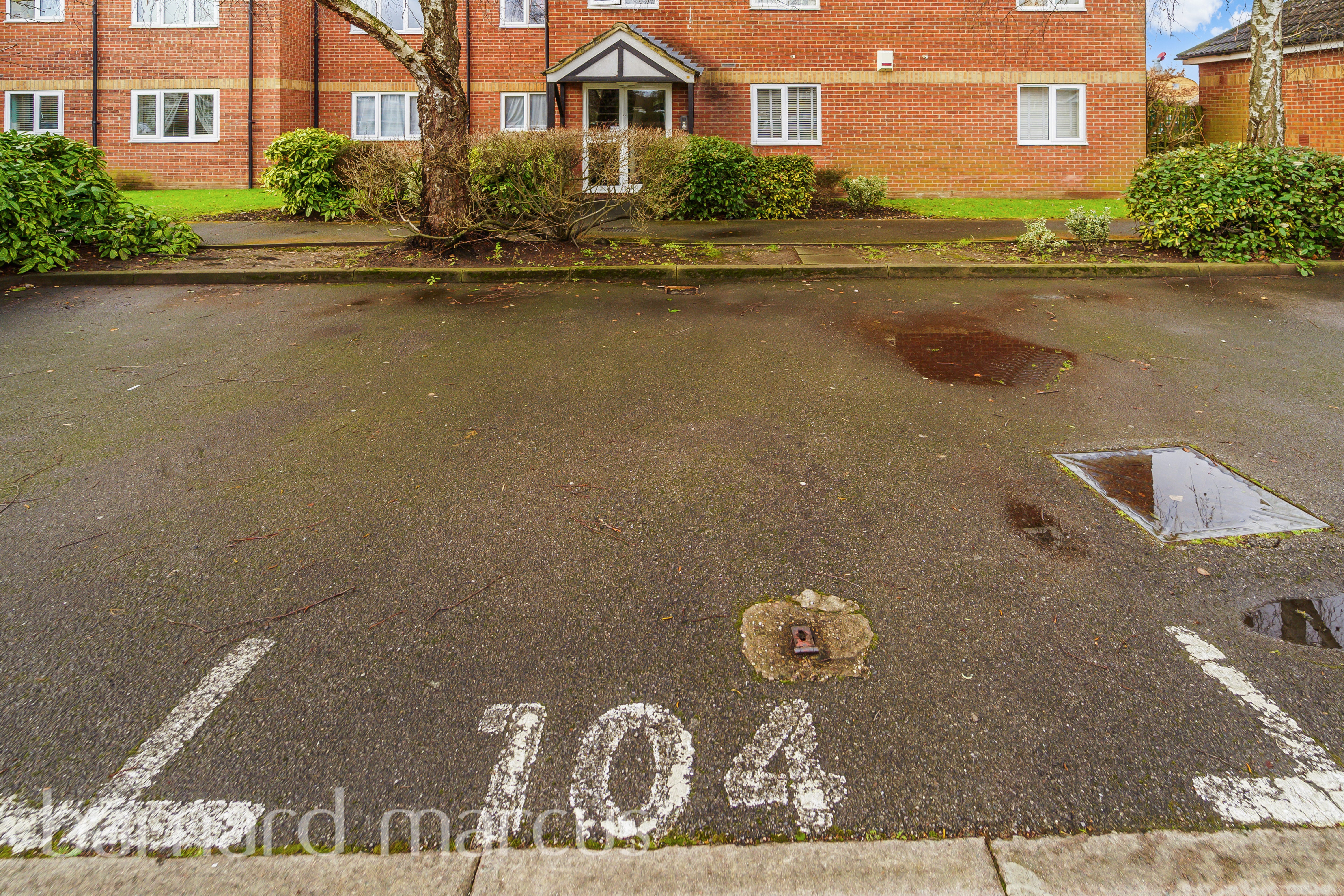 Flat Foxglove Way in Greater London