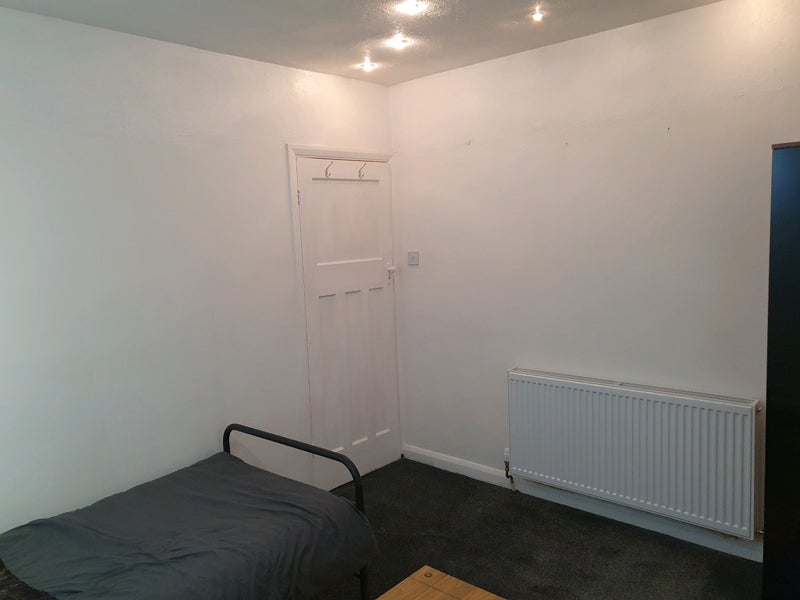 Room Cannon Hill Lane in Greater London