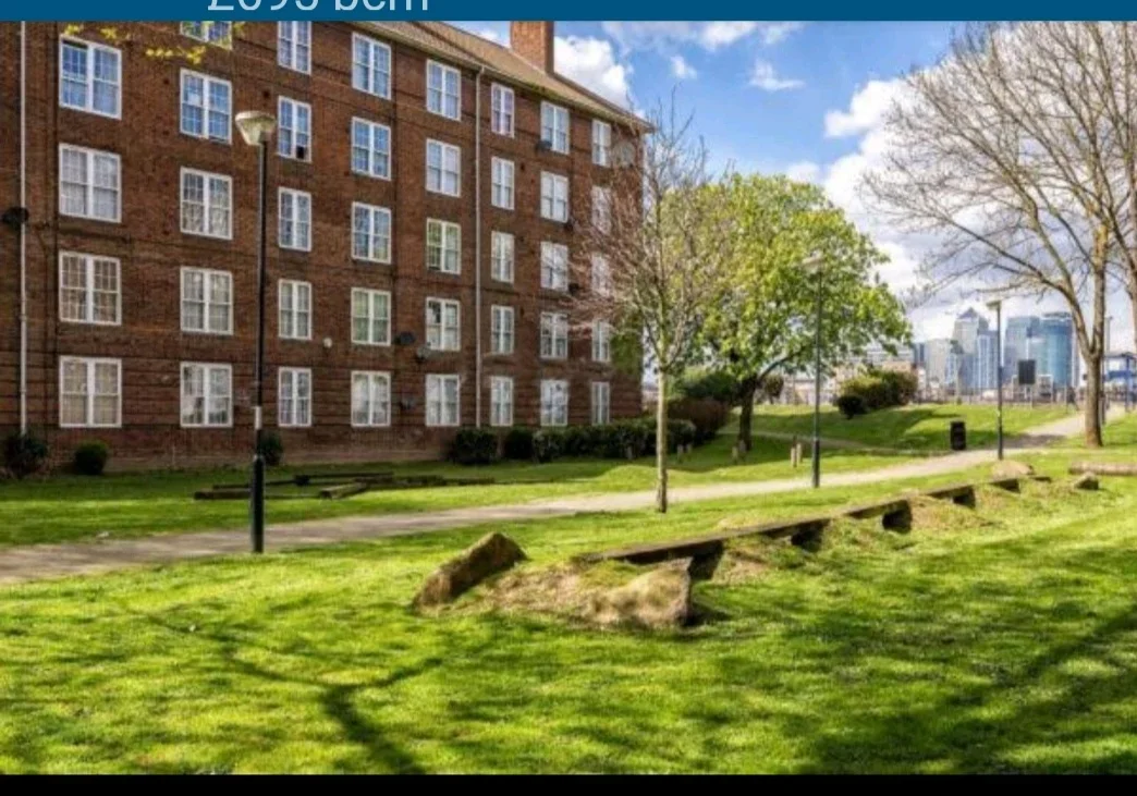 Flat Thames Street in Greater London