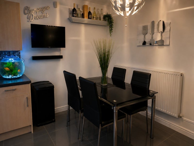 Room Romanfield Road in Greater London