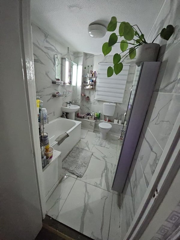 Room Romanfield Road in Greater London