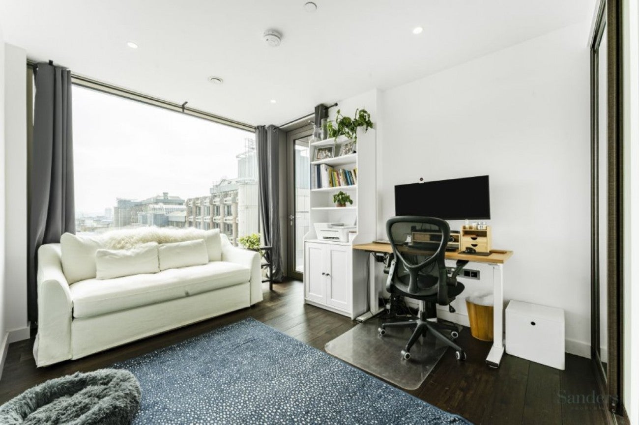 Flat Royal Mint Street in Greater London