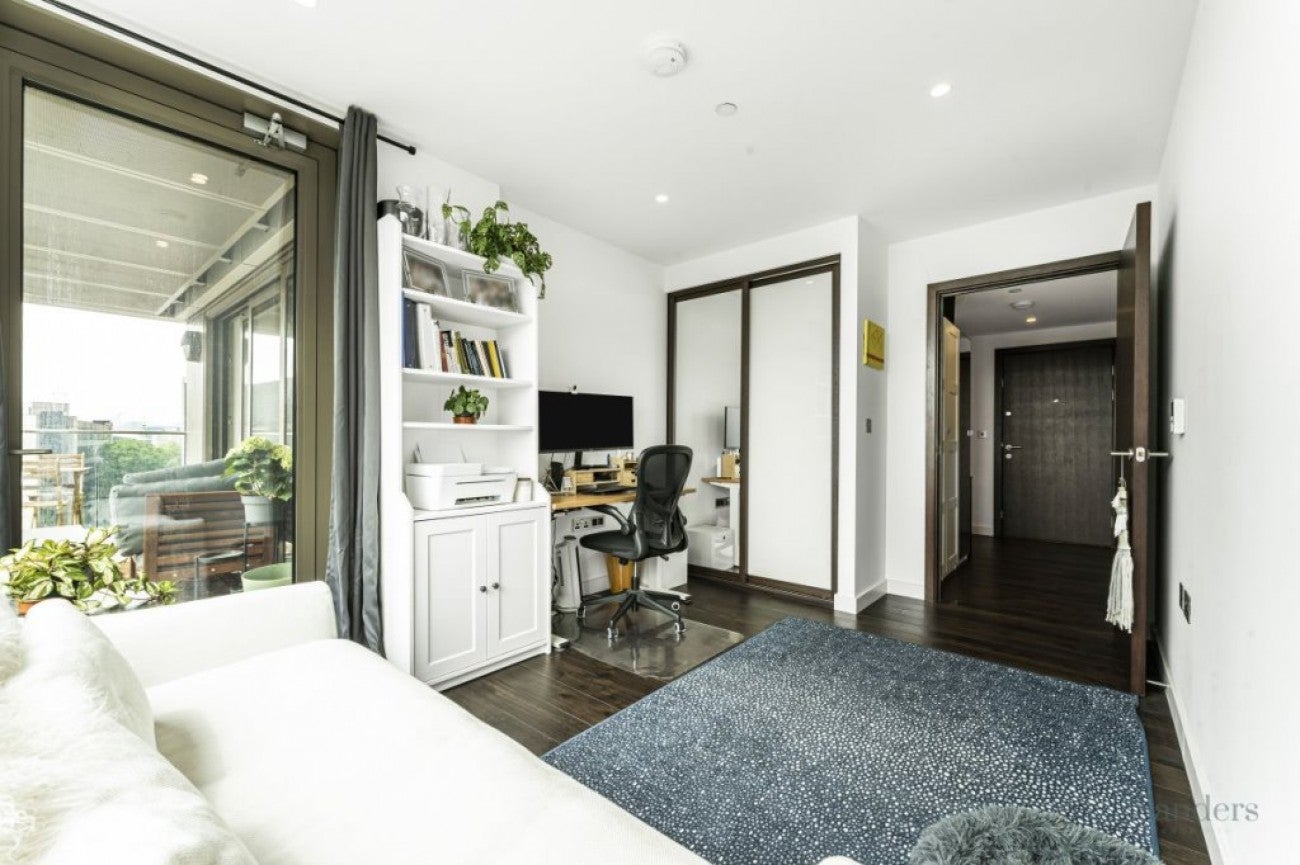 Flat Royal Mint Street in Greater London