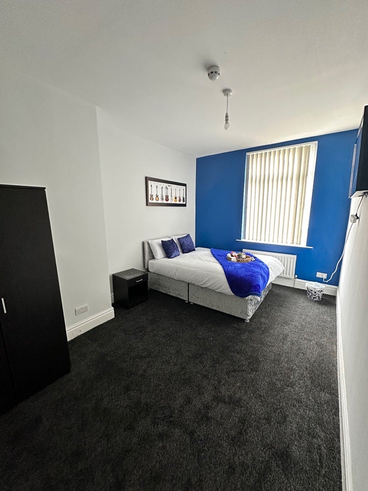 Room Queens Drive in Liverpool