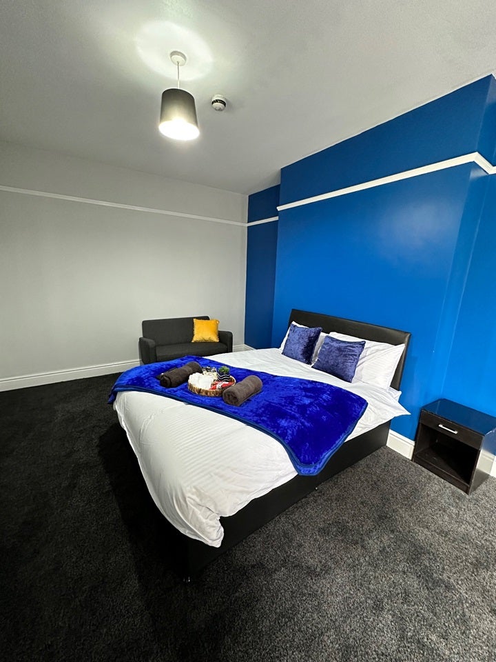 Room Queens Drive in Liverpool