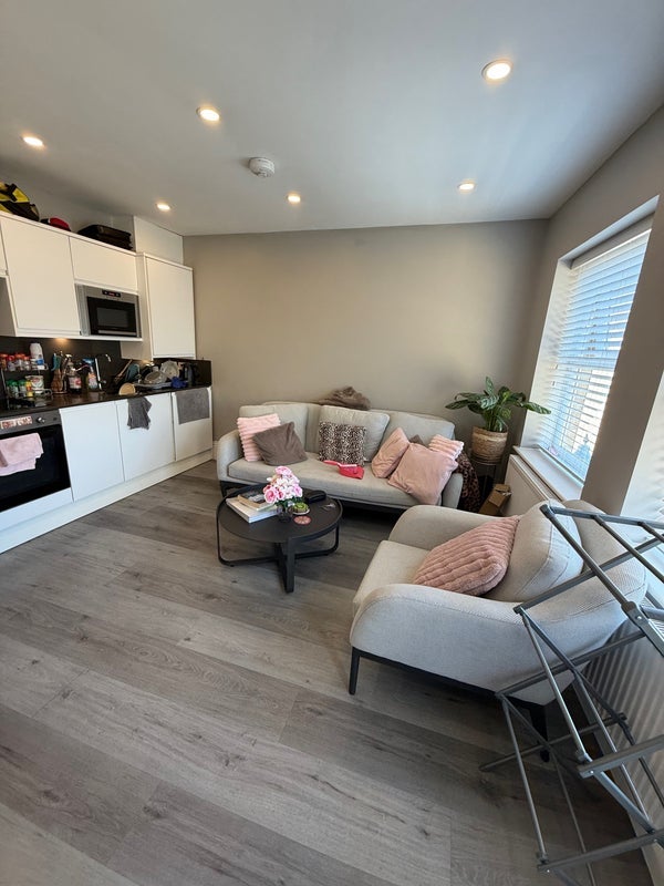 Room Cheam Street in Greater London