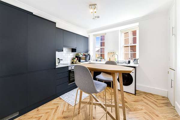 Flat Waterloo Road in Greater London