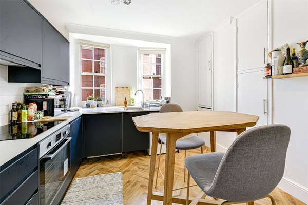 Flat Waterloo Road in Greater London
