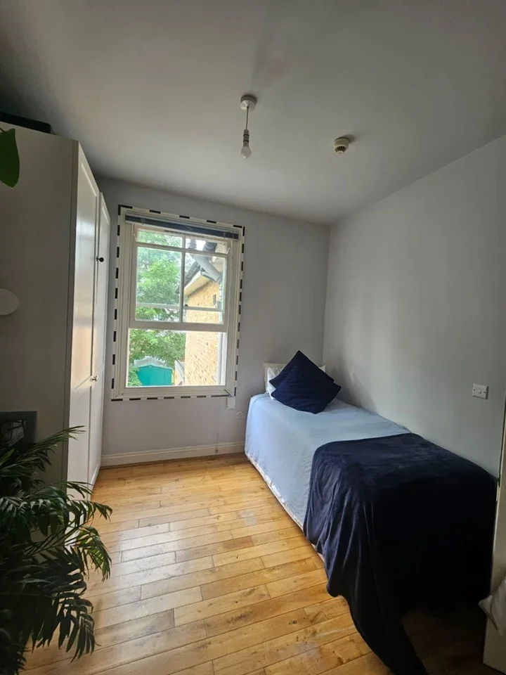 Room Parkland Road in Greater London