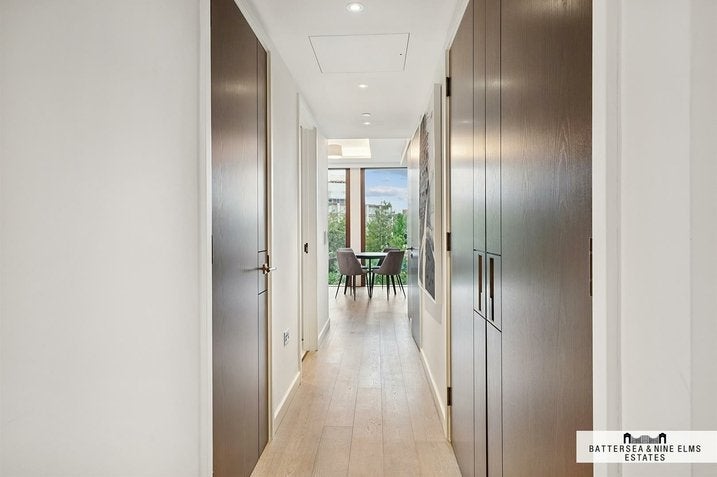 Flat Carnation Way in Greater London