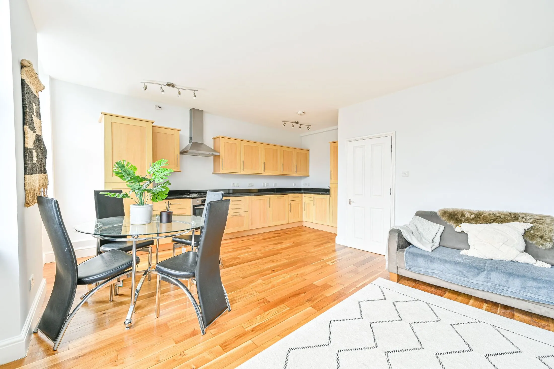 Flat Haselrigge Road in Greater London