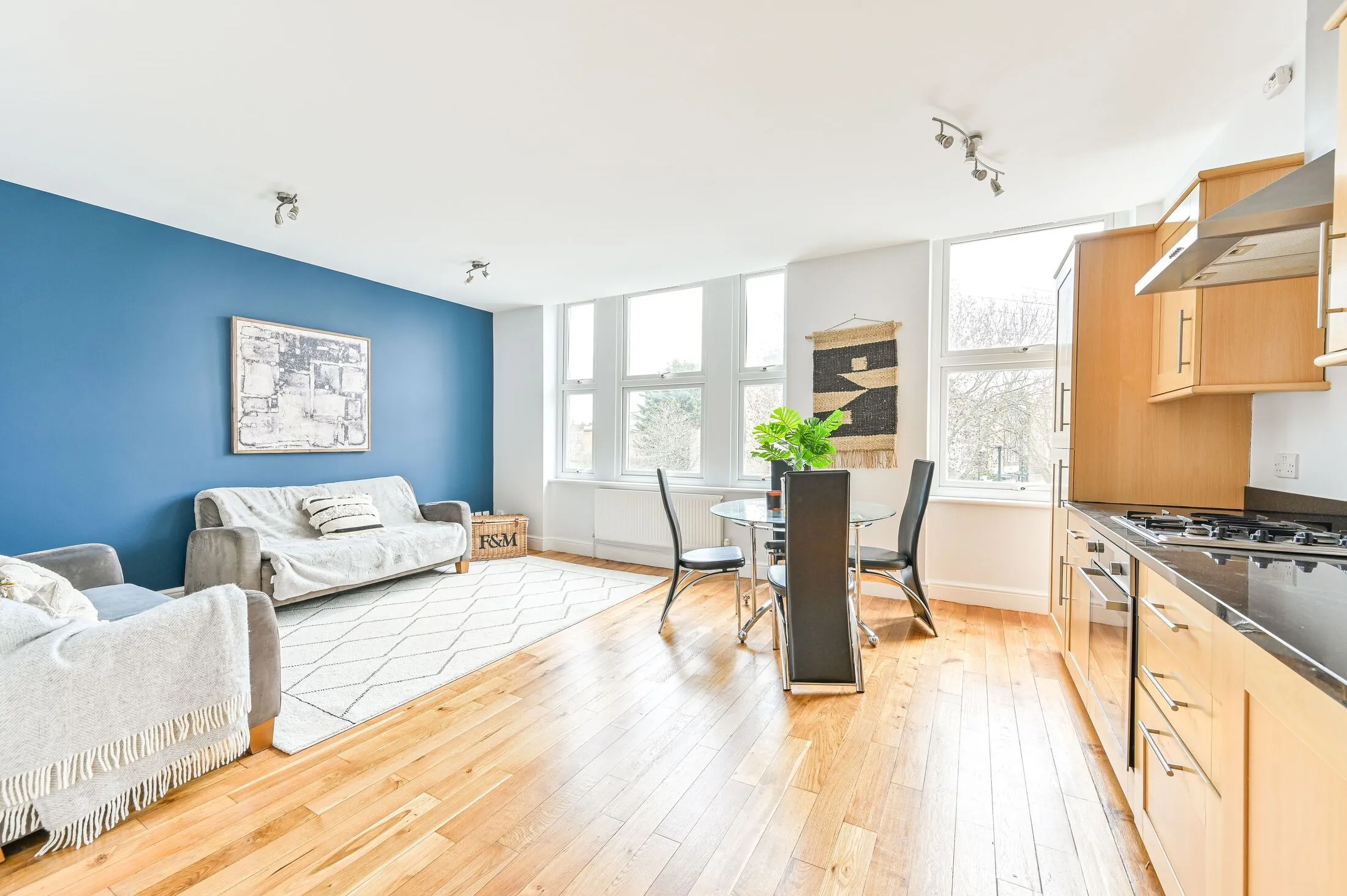 Flat Haselrigge Road in Greater London