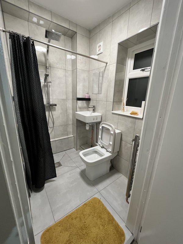 Room Smalls Mead in Crawley