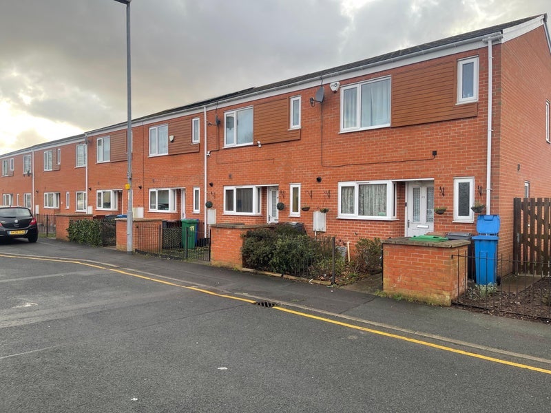 Room Flixton Road in Manchester