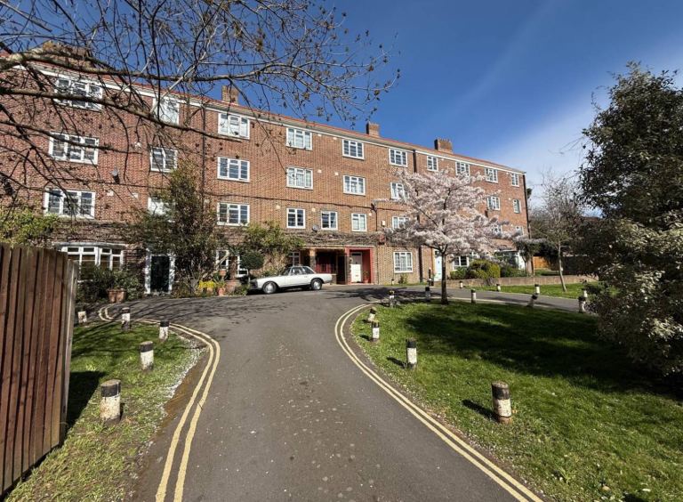 Flat Melford Road in Greater London