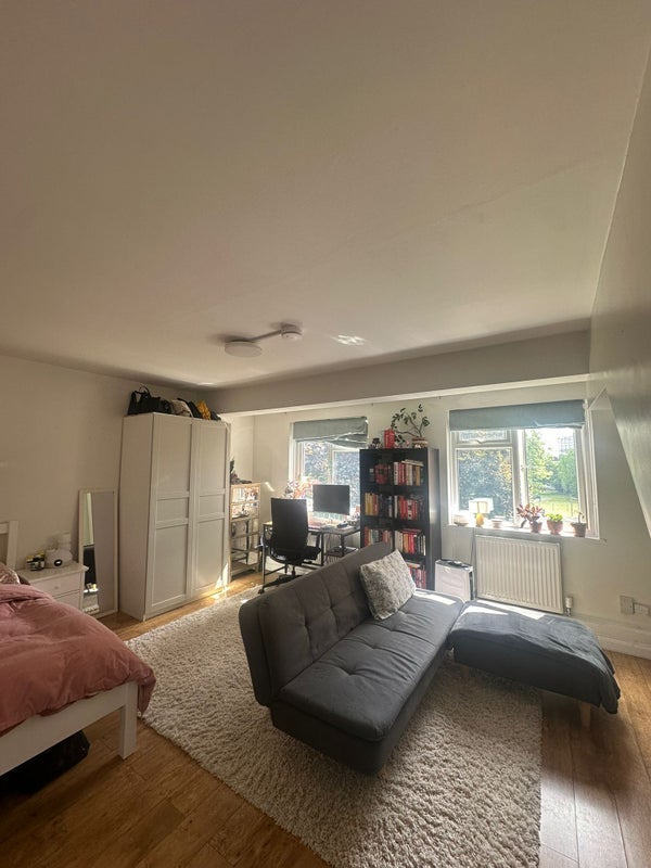 Room Clayponds Gardens in Greater London