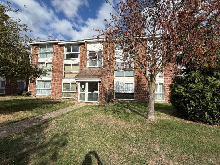 Flat Oakley Close in Greater London