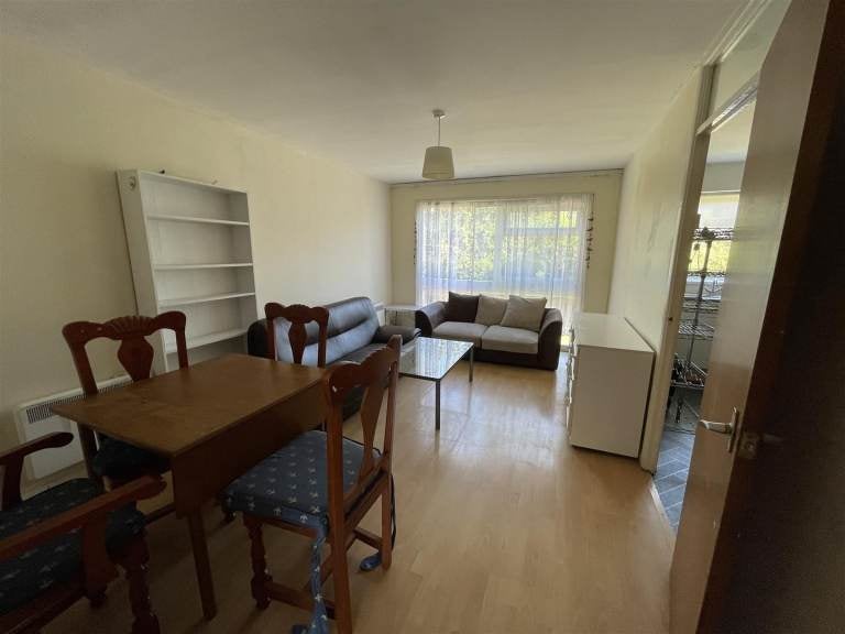 Flat Oakley Close in Greater London