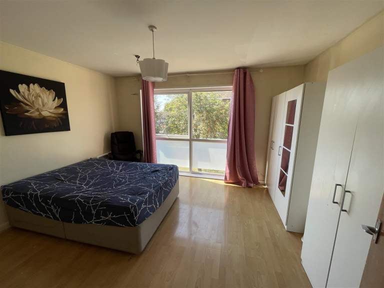 Flat Oakley Close in Greater London