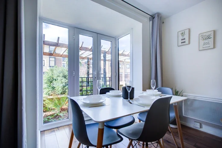 Flat Barnfield Place in Greater London