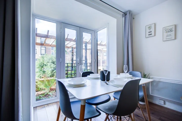 Flat Barnfield Place in Greater London