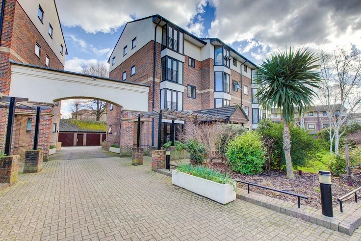 Flat Barnfield Place in Greater London