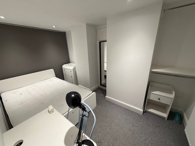 Room Cross Quarry Street in Leeds
