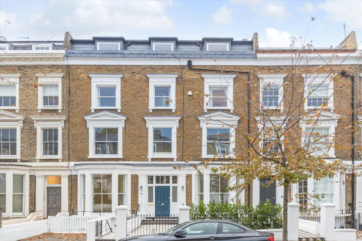 Flat Warwick Gardens in Greater London