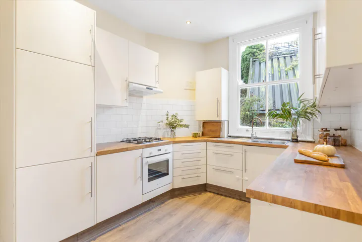 Flat Warwick Gardens in Greater London