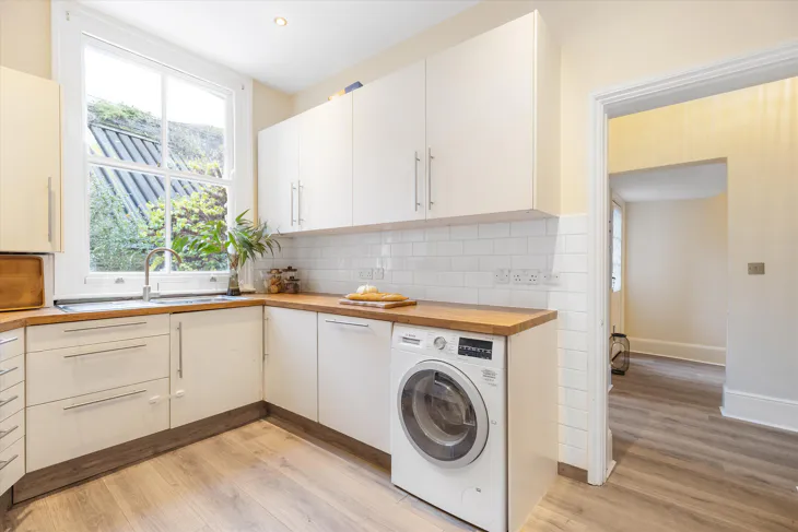 Flat Warwick Gardens in Greater London