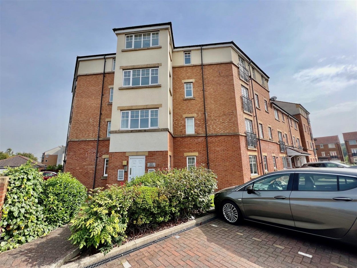 Flat Ovett Gardens in Gateshead