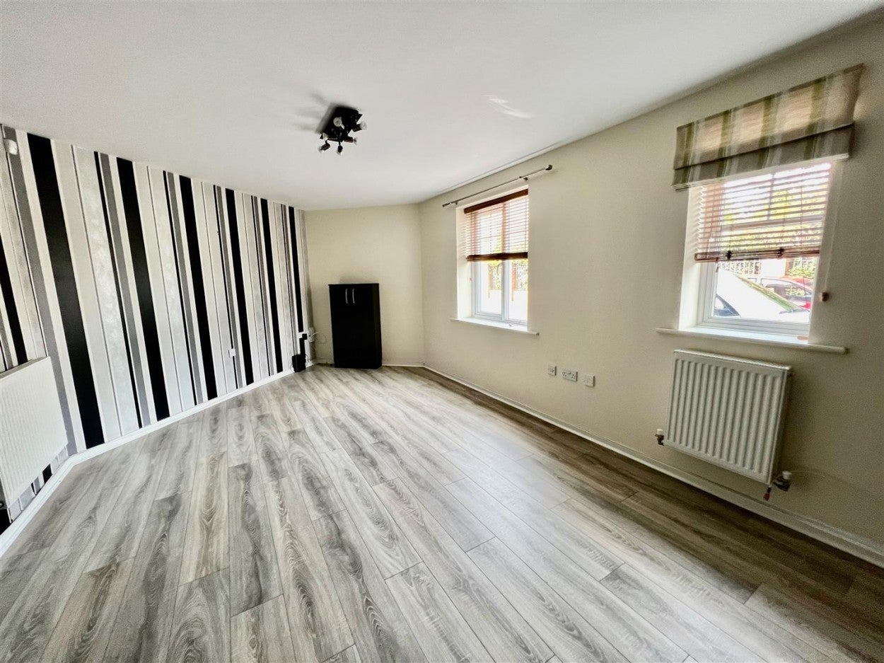 Flat Ovett Gardens in Gateshead