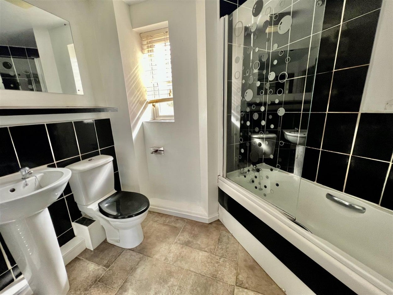 Flat Ovett Gardens in Gateshead