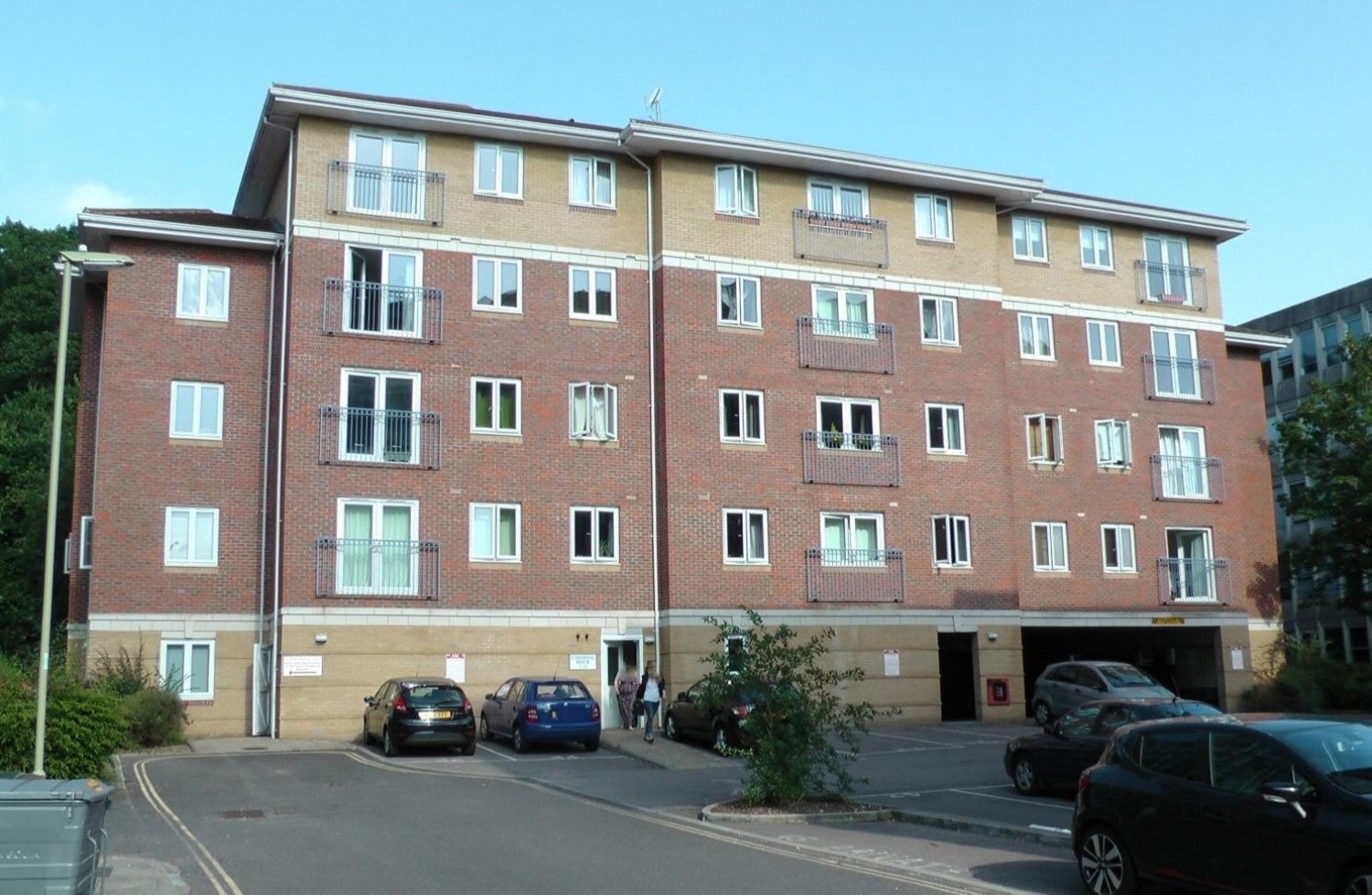 Flat Farnborough Road in Rushmoor